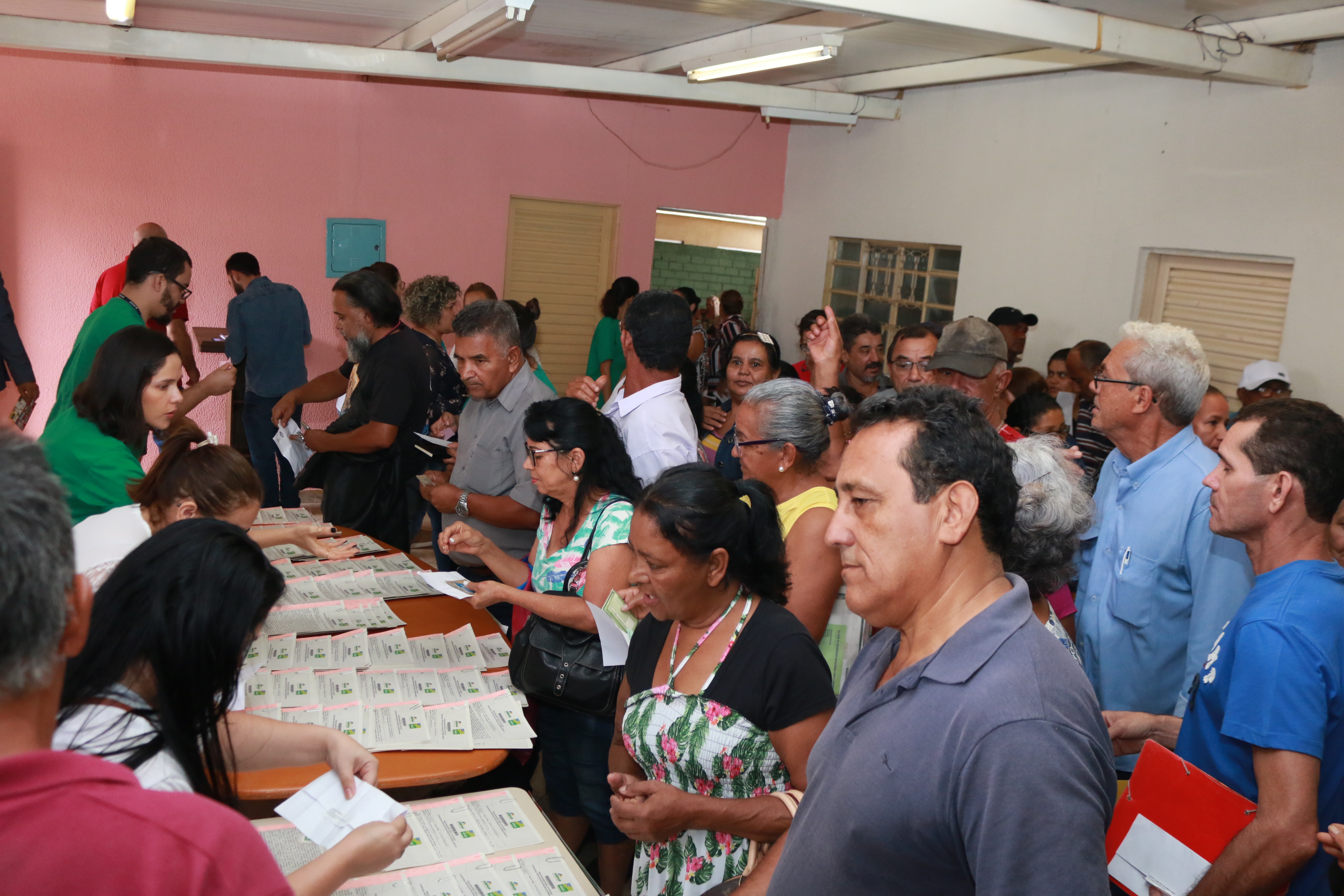 Centenas de famílias de dois residenciais em Goiânia recebem escrituras