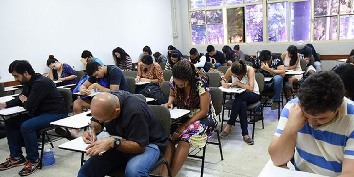 Jovens e adultos podem cursar EJA em modalidade semipresencial