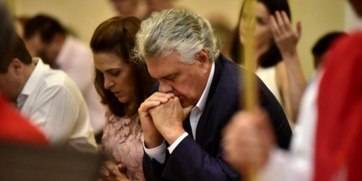 “A esperança será a força para reconstruirmos Goiás”, afirma Caiado em missa em Ação de Graças