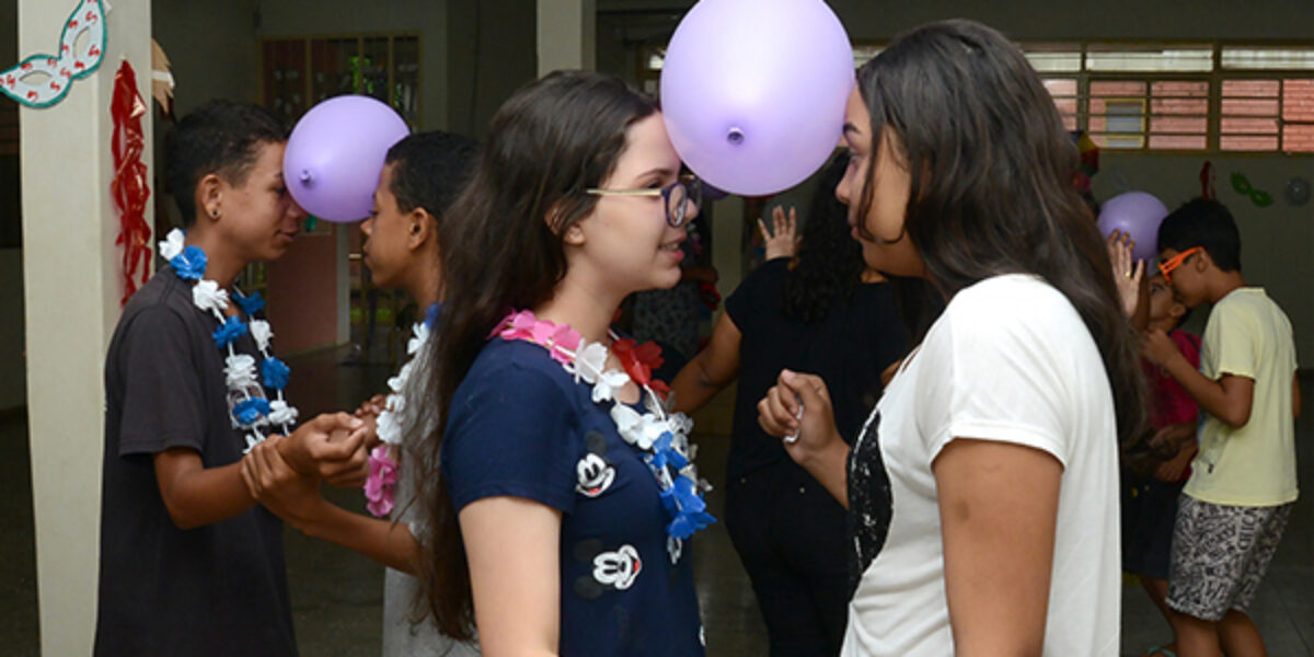 Idosos e adolescentes se divertem em bailes  de Carnaval de unidades da OVG