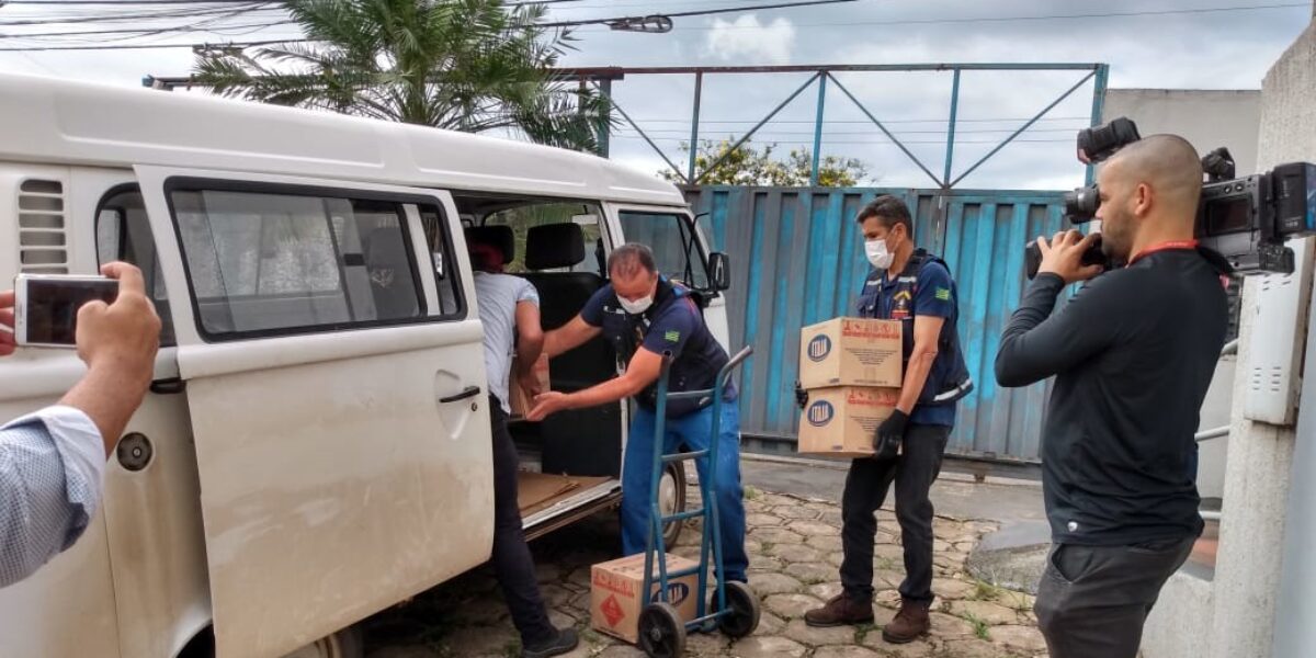 Álcool e máscaras apreendidos são doadas em Goiânia