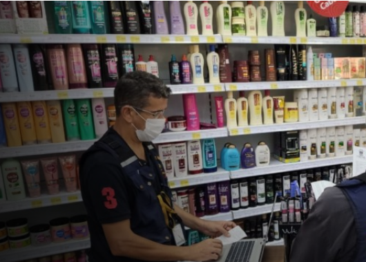 Procon Goiás fiscaliza preços de máscaras descartáveis e álcool gel