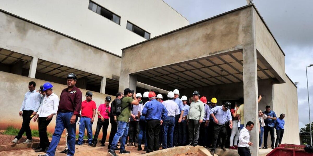 Governador vistoria a retomada das obras do Hospital de Uruaçu