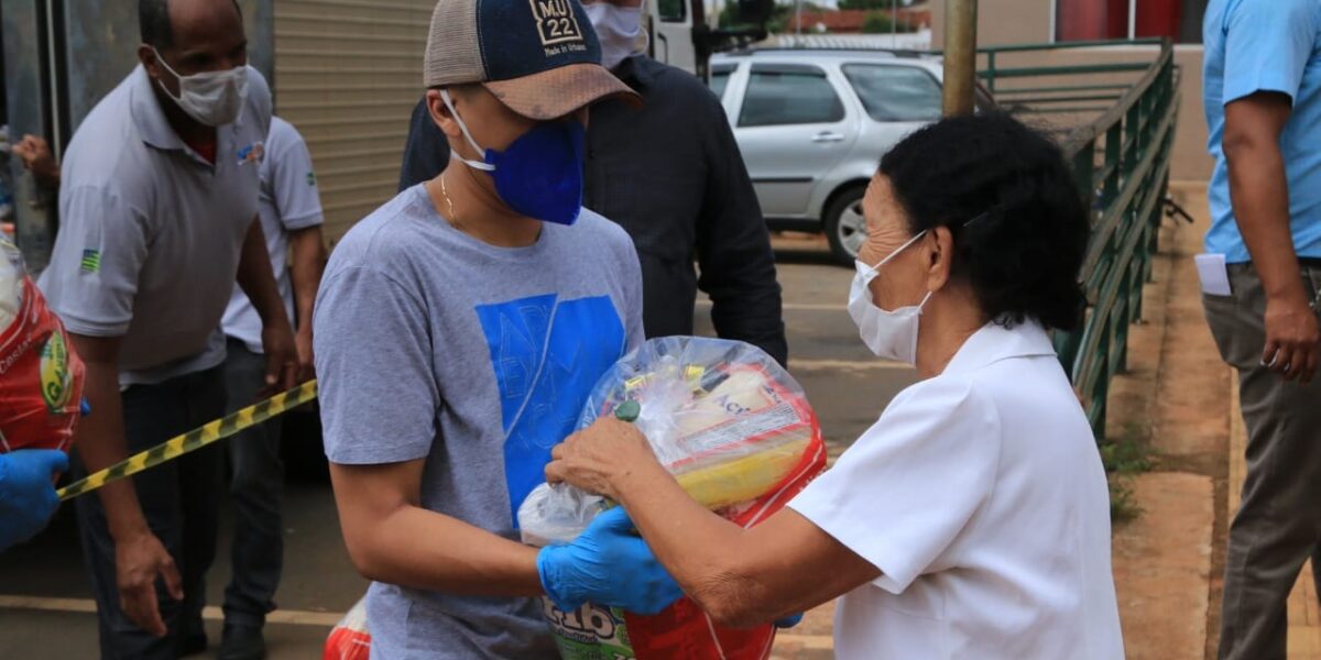 Moradores do Residencial Nelson Mandela recebem cestas básicas