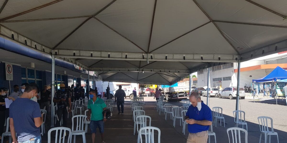 Governo monta tendas para evitar aglomerações nas agências da CEF