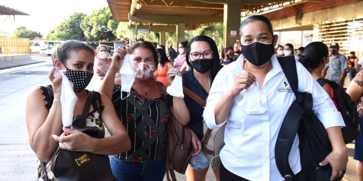 Governo de Goiás e OVG distribuem máscaras a usuários do transporte coletivo em Goiânia