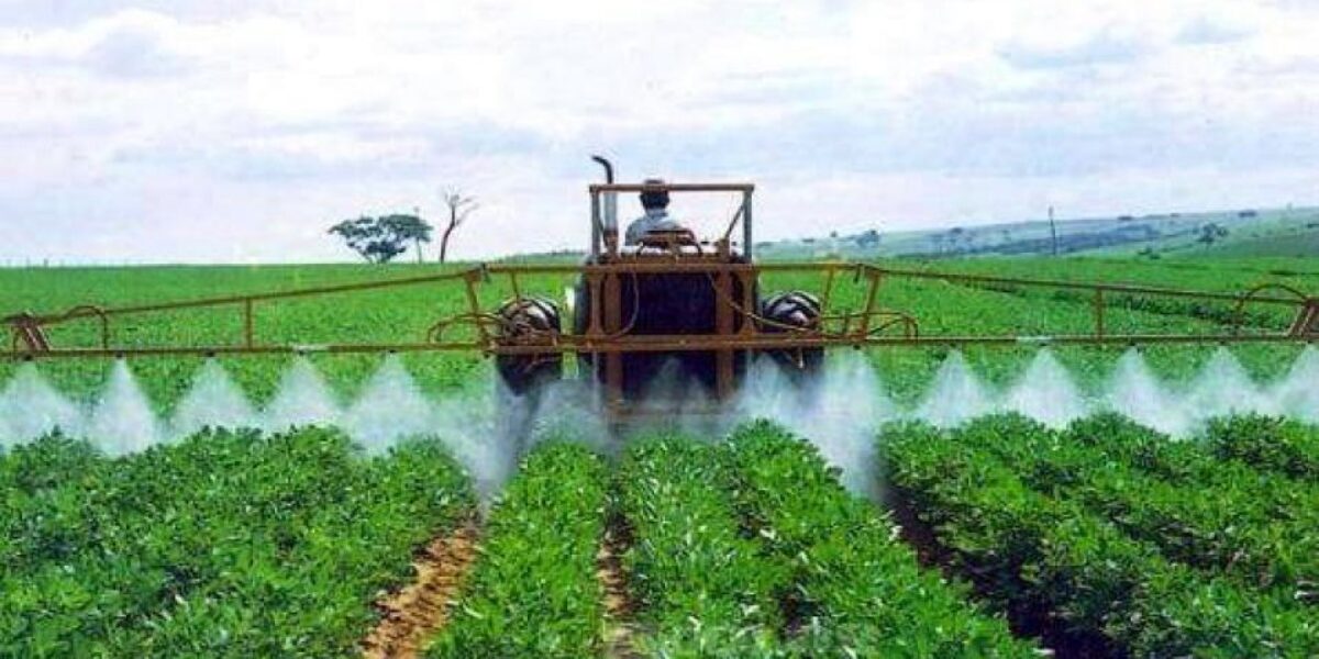 Agrodefesa orienta agricultores para o uso correto dos agrotóxicos