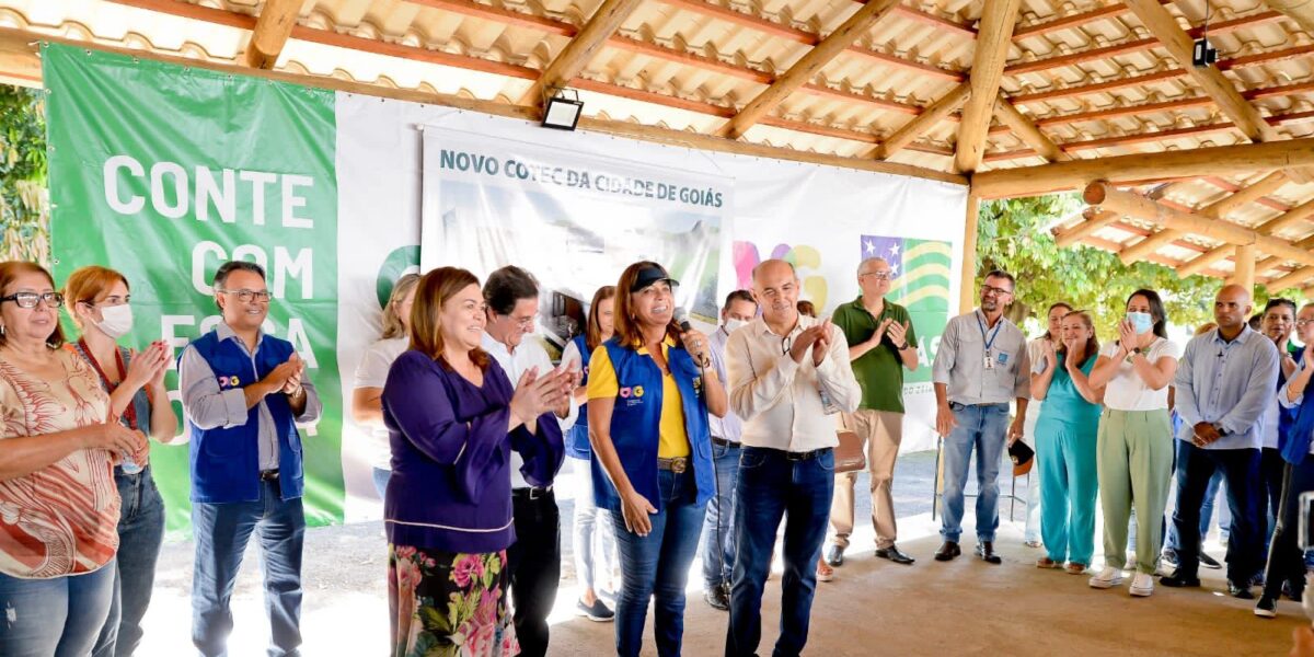 Primeira-dama entrega benefícios na cidade de Goiás