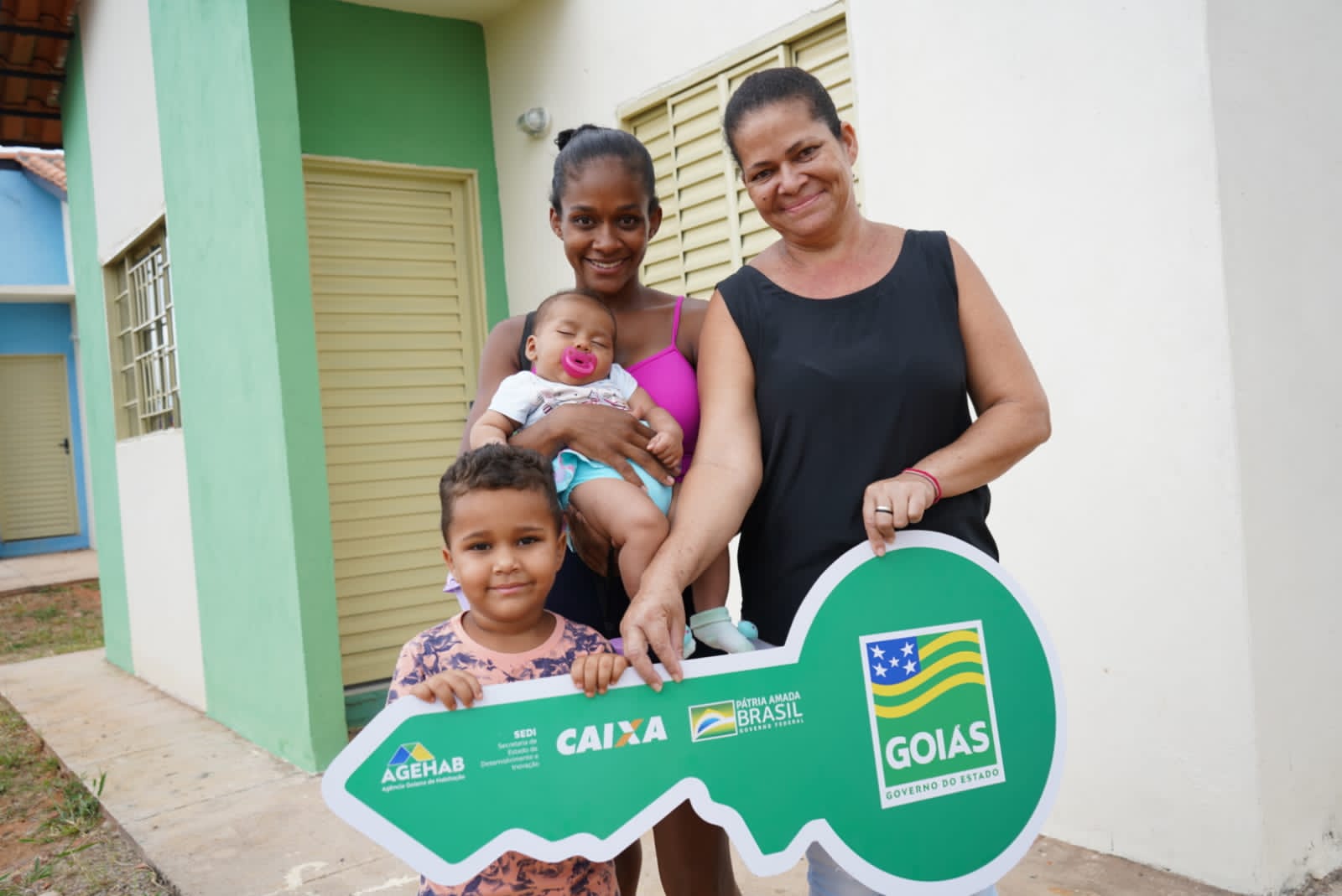 Famílias de Água Fria, Formosa e Valparaíso recebem moradias e cartões