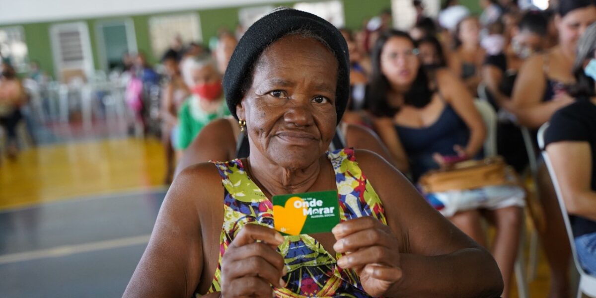 Gracinha entrega 500 cartões do Aluguel Social em Planaltina, nesta segunda, 16
