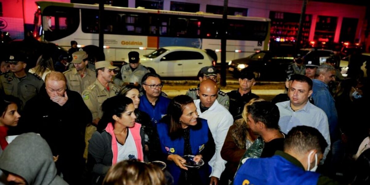 Gracinha Caiado entrega de cobertores na Região Metropolitana