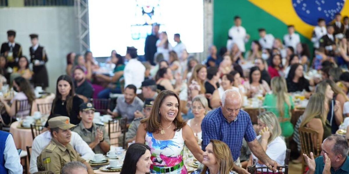 Gracinha participa do Dias das Mães em colégio campeão do Ideb