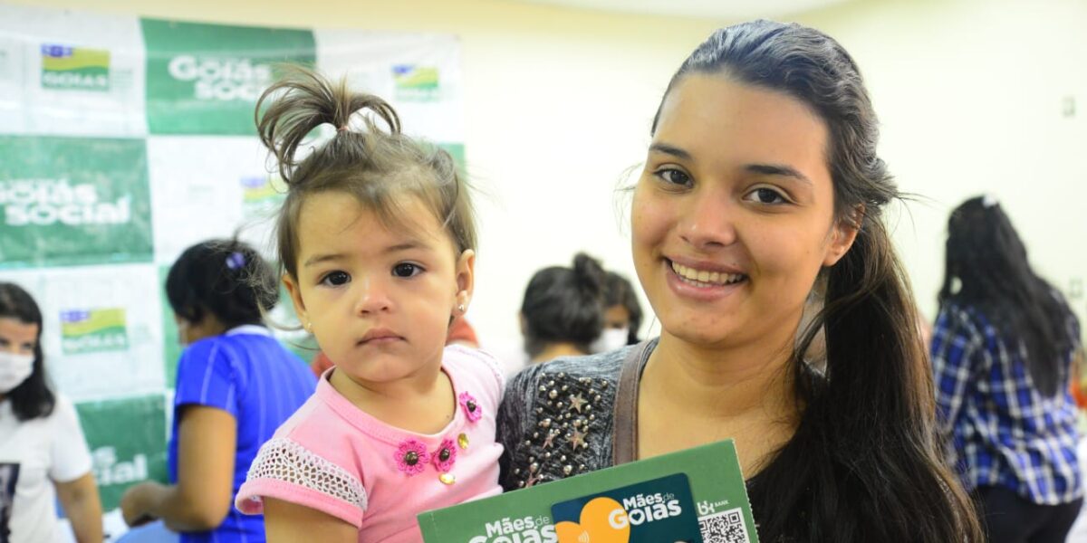 Força-tarefa entrega cartões do Mães de Goiás em Goiânia