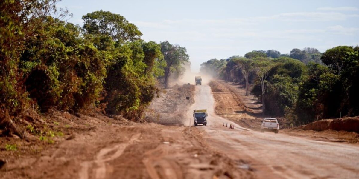 Governador vistoria obras de pavimentação da GO-454, que liga Goiás a Mato Grosso