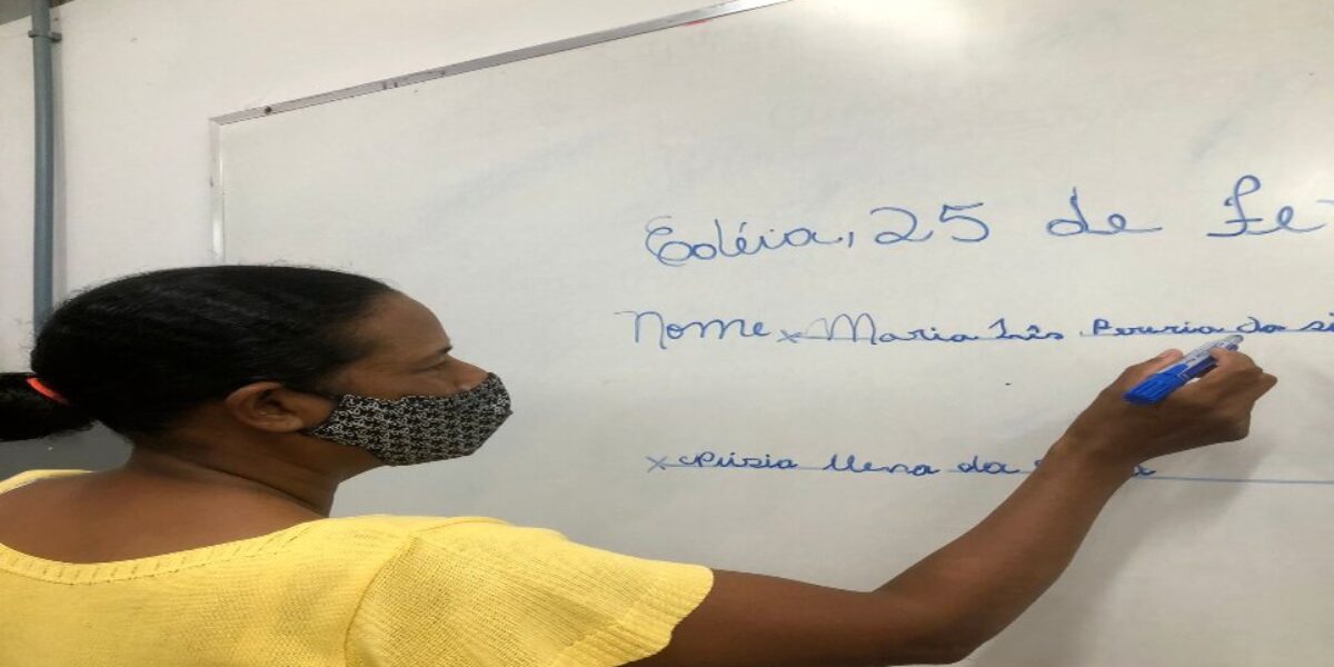 Programa Alfabetização e Família, do Governo de Goiás, oferece curso para adultos