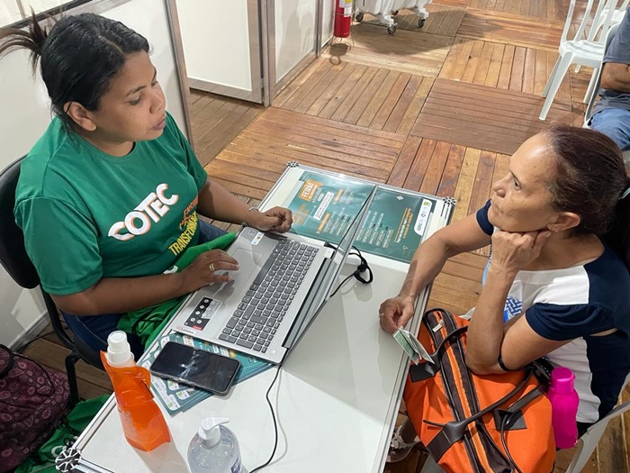 Uma pessoa fazendo inscrição nos cursos oferecidos pelo s Cotecs, pessoalmente com a atendente
