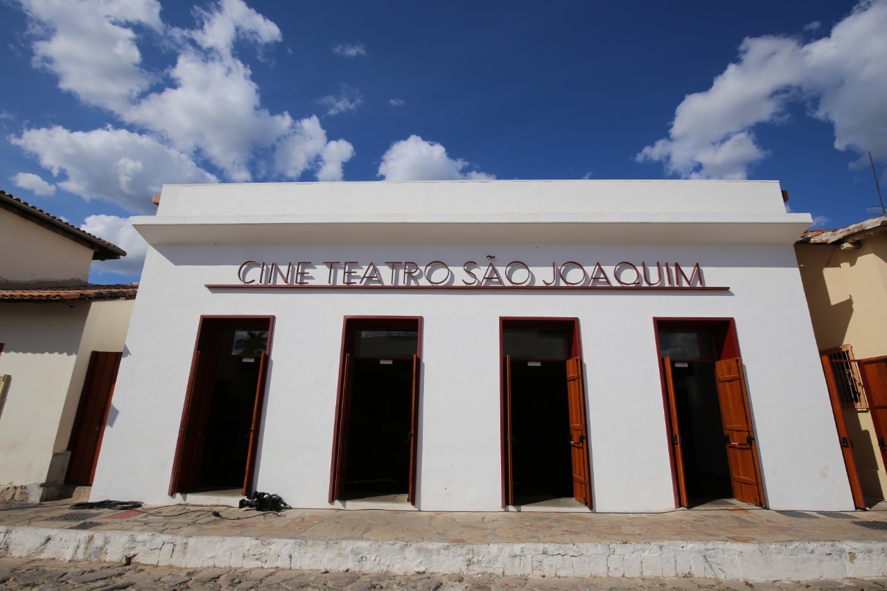 Fachada do Teatro São Joaquim na Cidade de Goiás, paredes brancas e portas e nome do Teatro em marrom