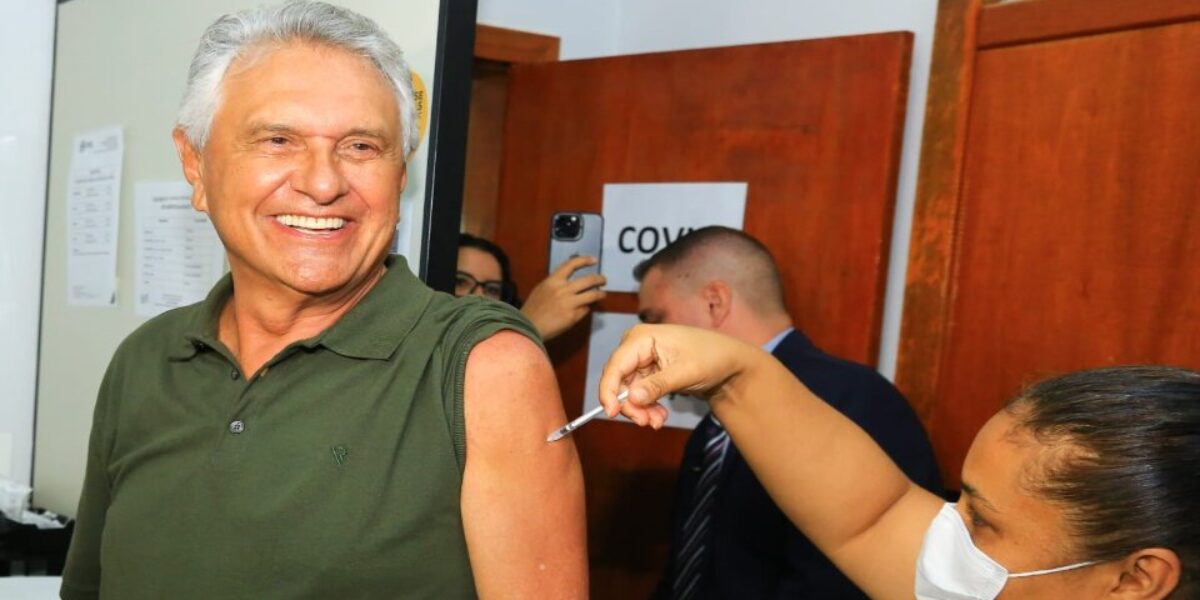 Ao tomar vacina bivalente contra Covid-19, Caiado pede que goianos se imunizem