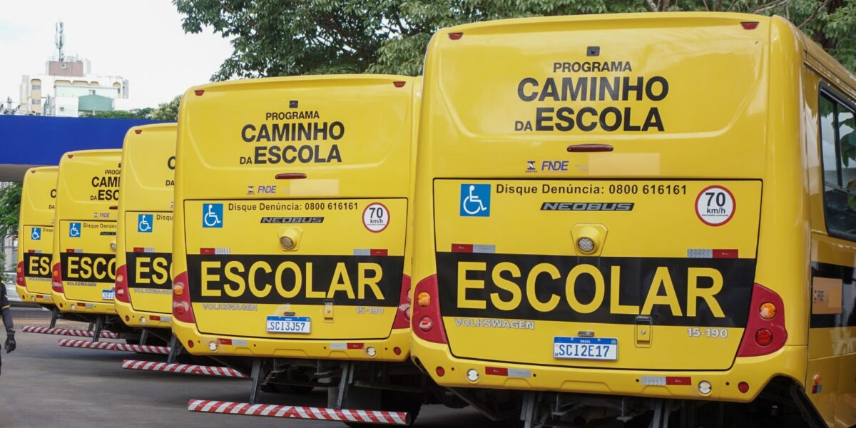 Trinta e seis novos ônibus reforçam o transporte escolar em Goiás