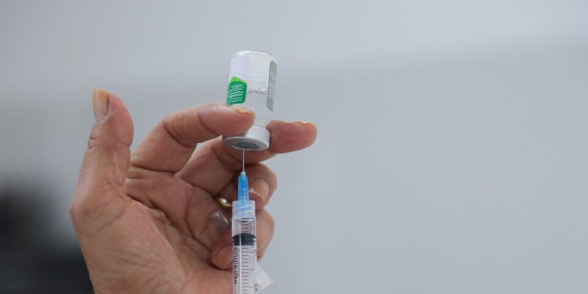 Governo leva vacinação contra gripe a abrigos de idosos