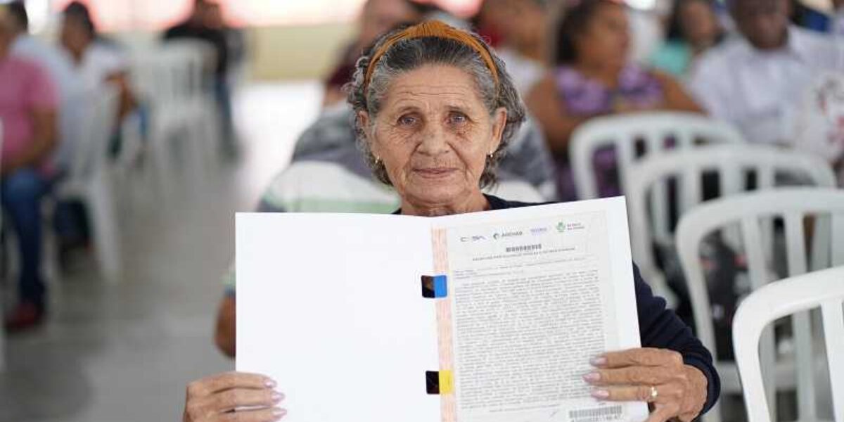 Famílias de Abadia de Goiás são beneficiadas com escrituras