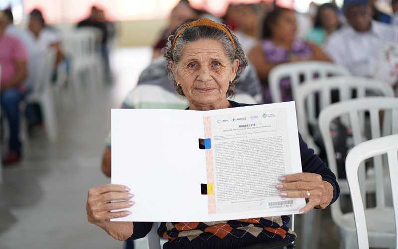 mulher com escritura