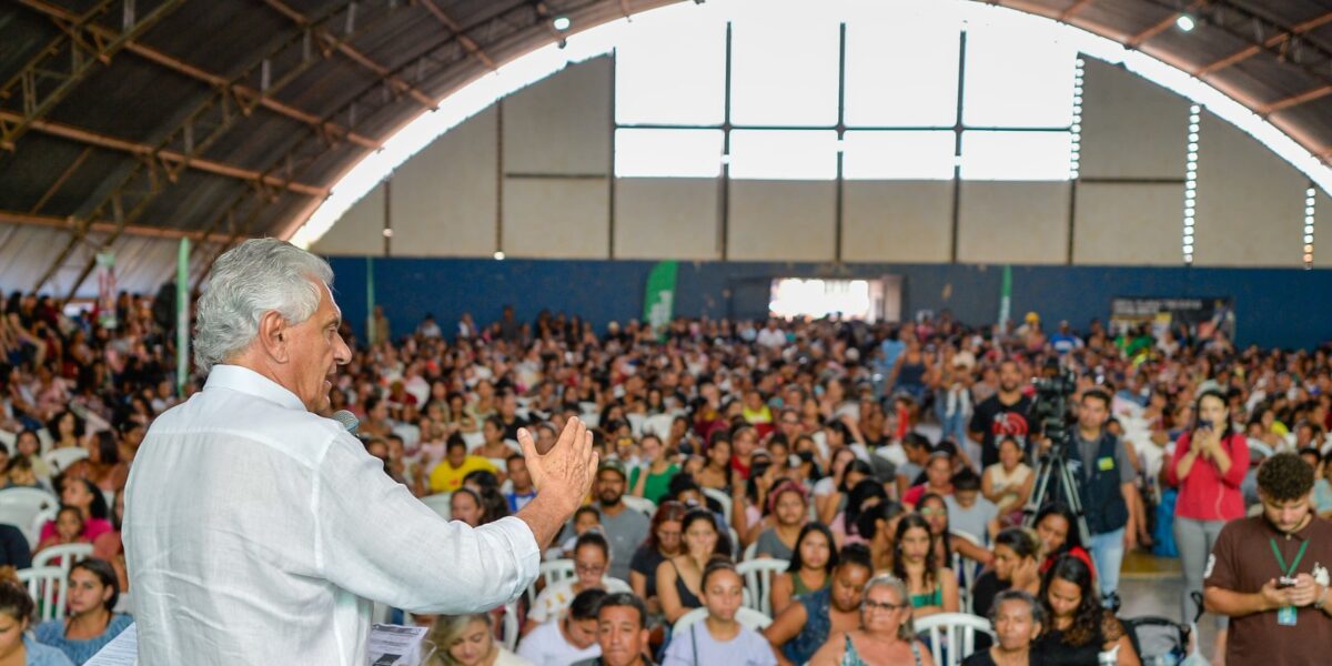 Caiado entrega cartões do Goiás Social no Entorno do DF