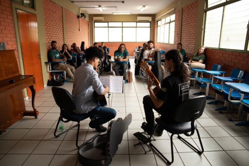 Basileu França abre vagas para cursos de música para crianças, jovens e adultos - Aula de música no Basileu França