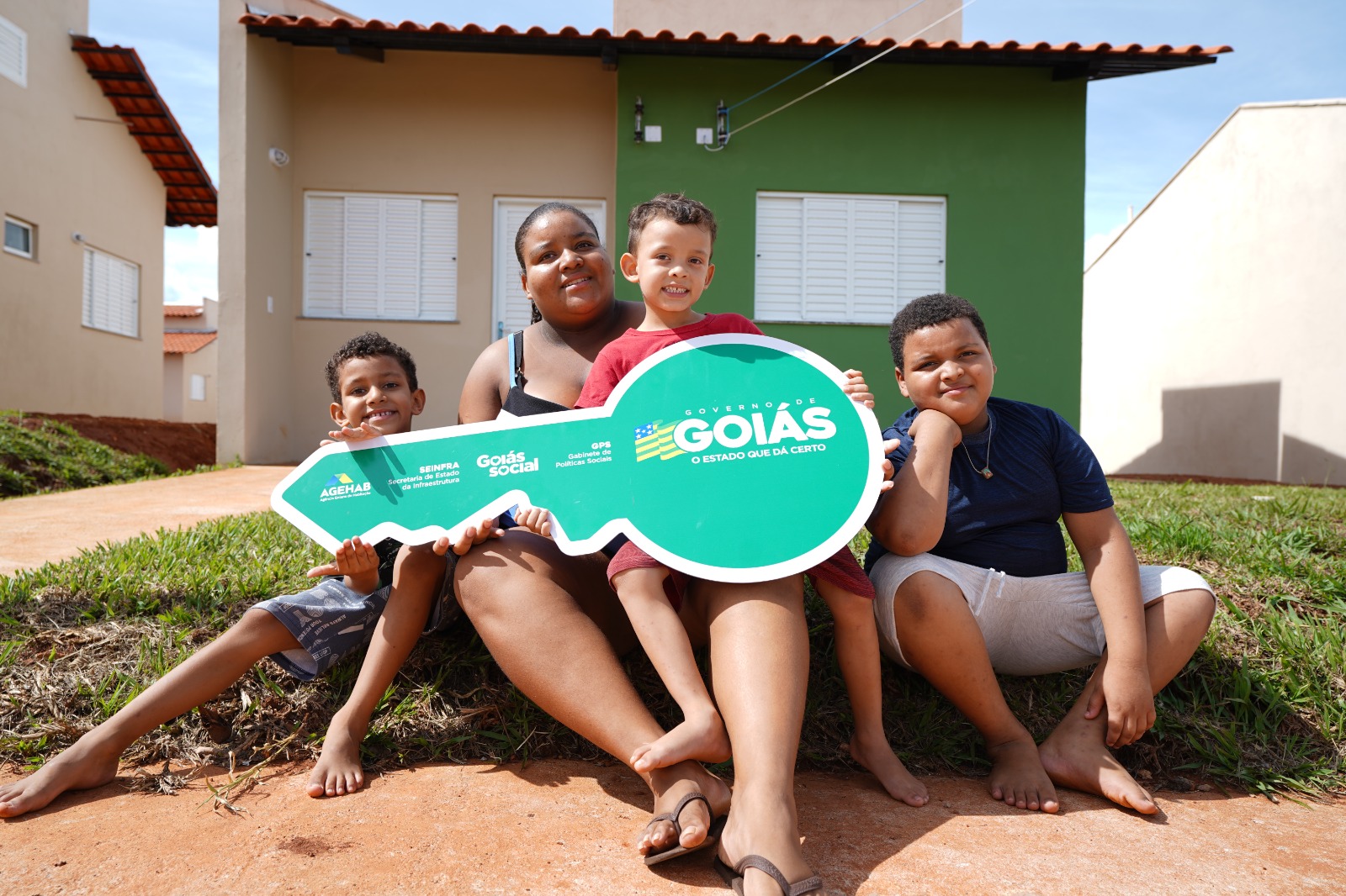 Agehab e Seinfra entregam casas a custo zero em Palmeiras de Goiás