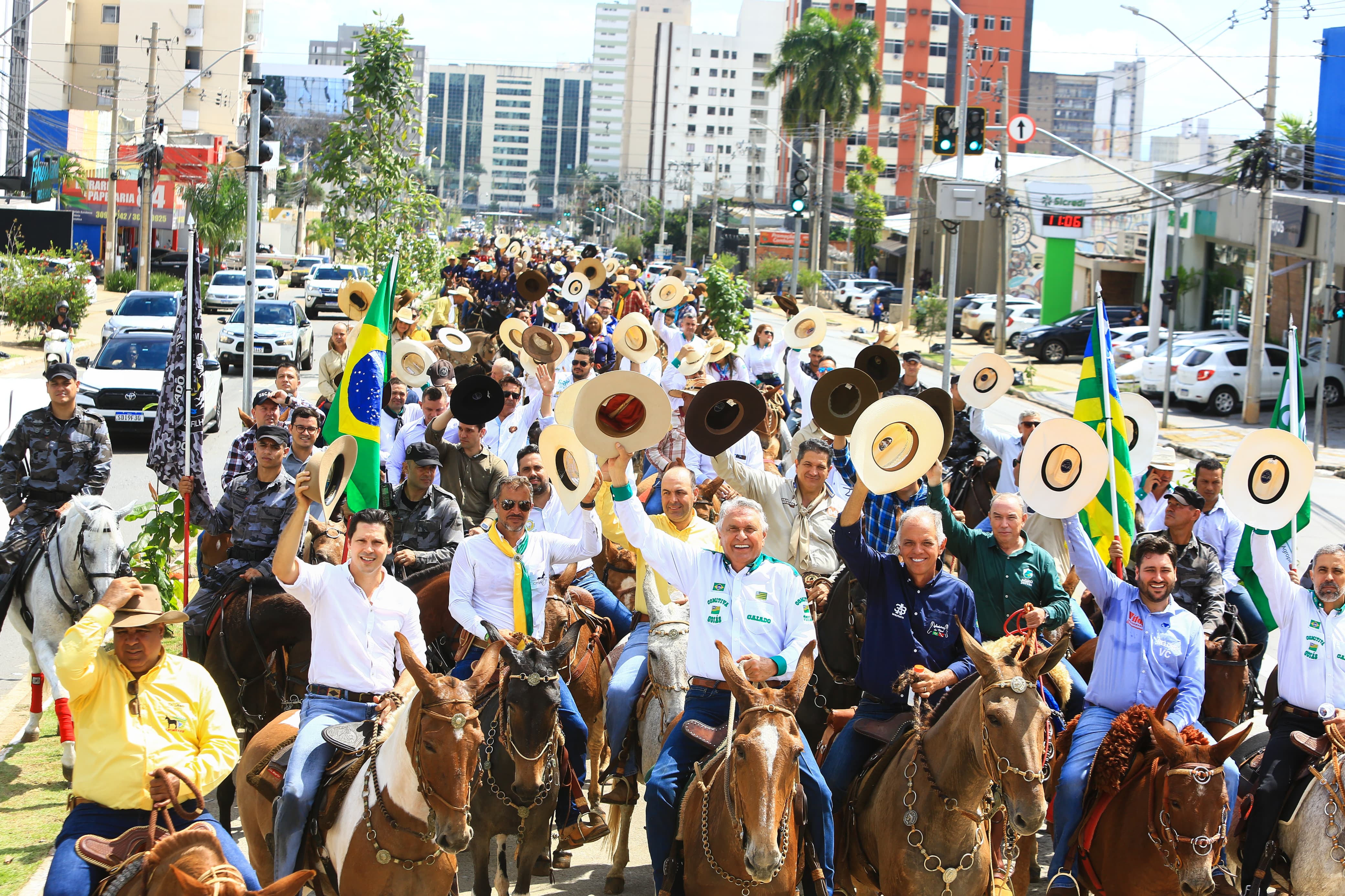 Desfile de muladeiros abre o 1º Encontro de Comitivas em Goiás