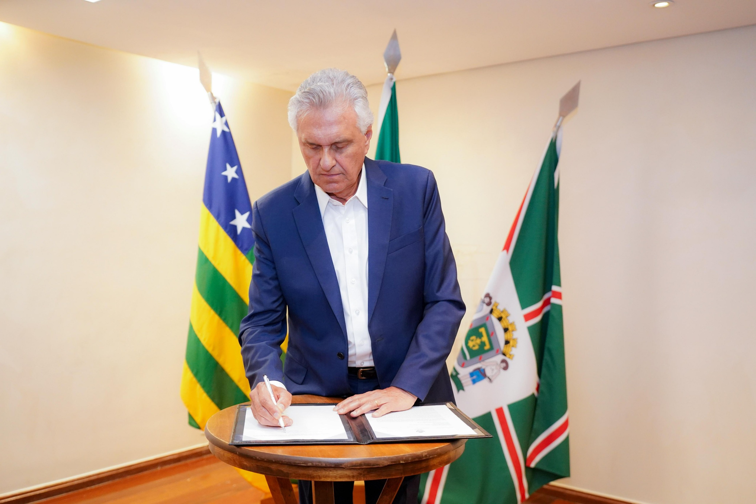 Caiado assina projeto que cria Política Estadual de Combustíveis de Goiás