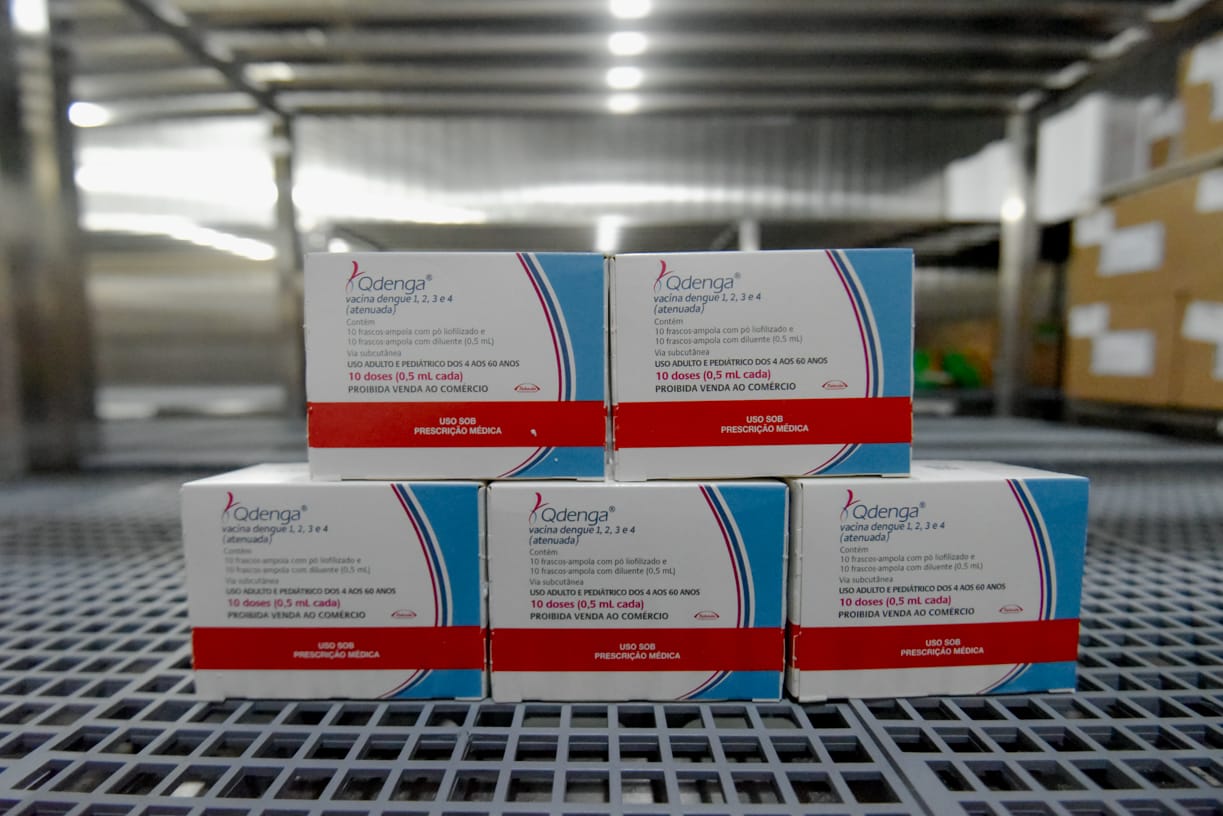 Governo começa distribuição de 38,7 mil doses da vacina contra a dengue