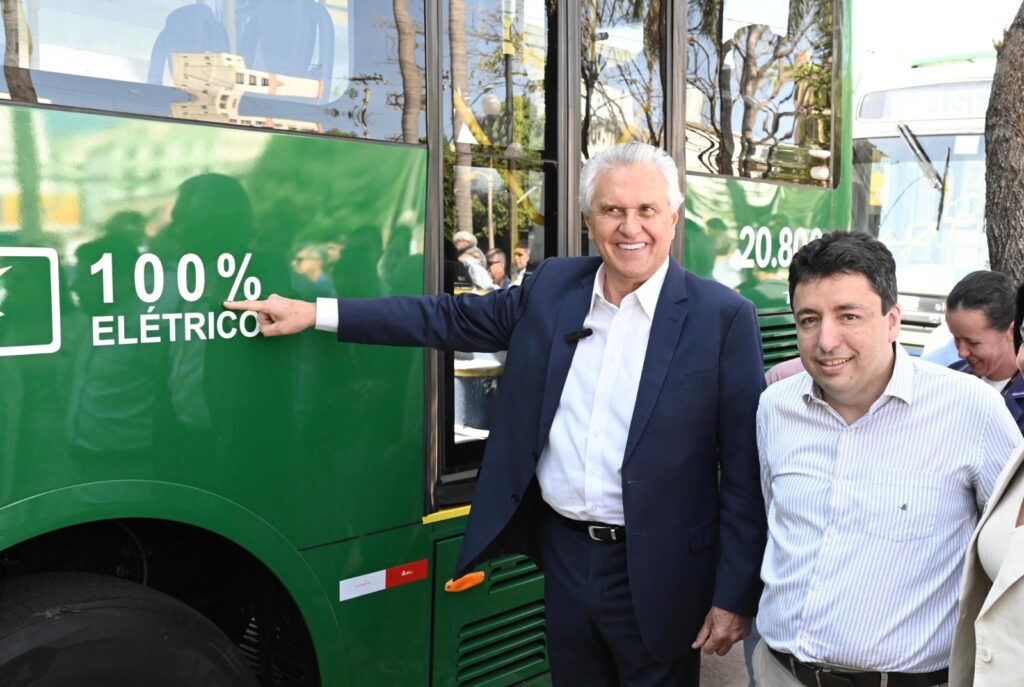 Caiado entrega novos ônibus do transporte coletivo