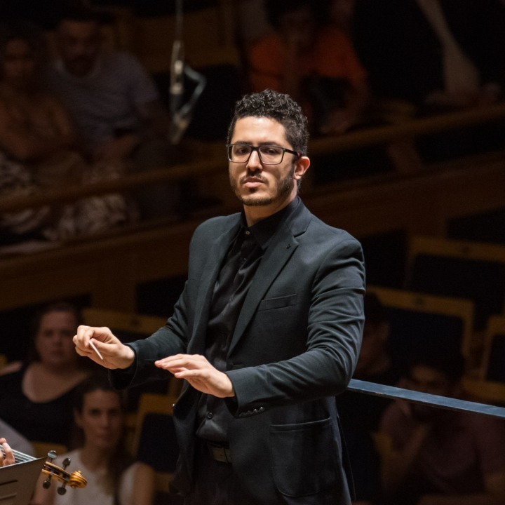 Maestro Leonardo rege Filarmônica de Goiás