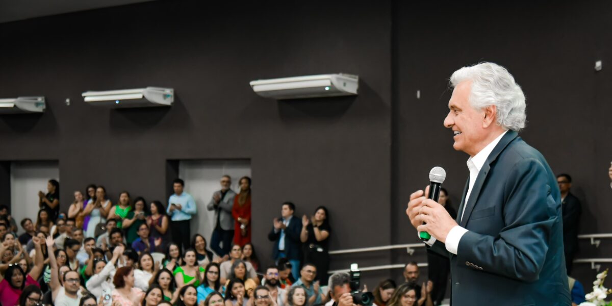 Caiado garante piso nacional do magistério a professores temporários