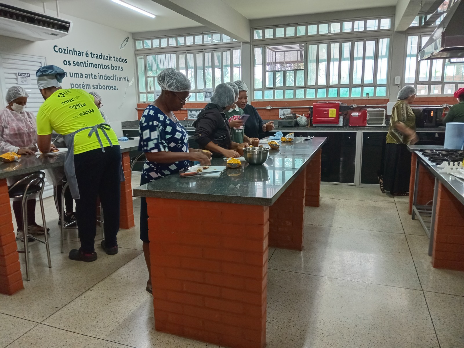 Alunos do curso de panificação do Cotec