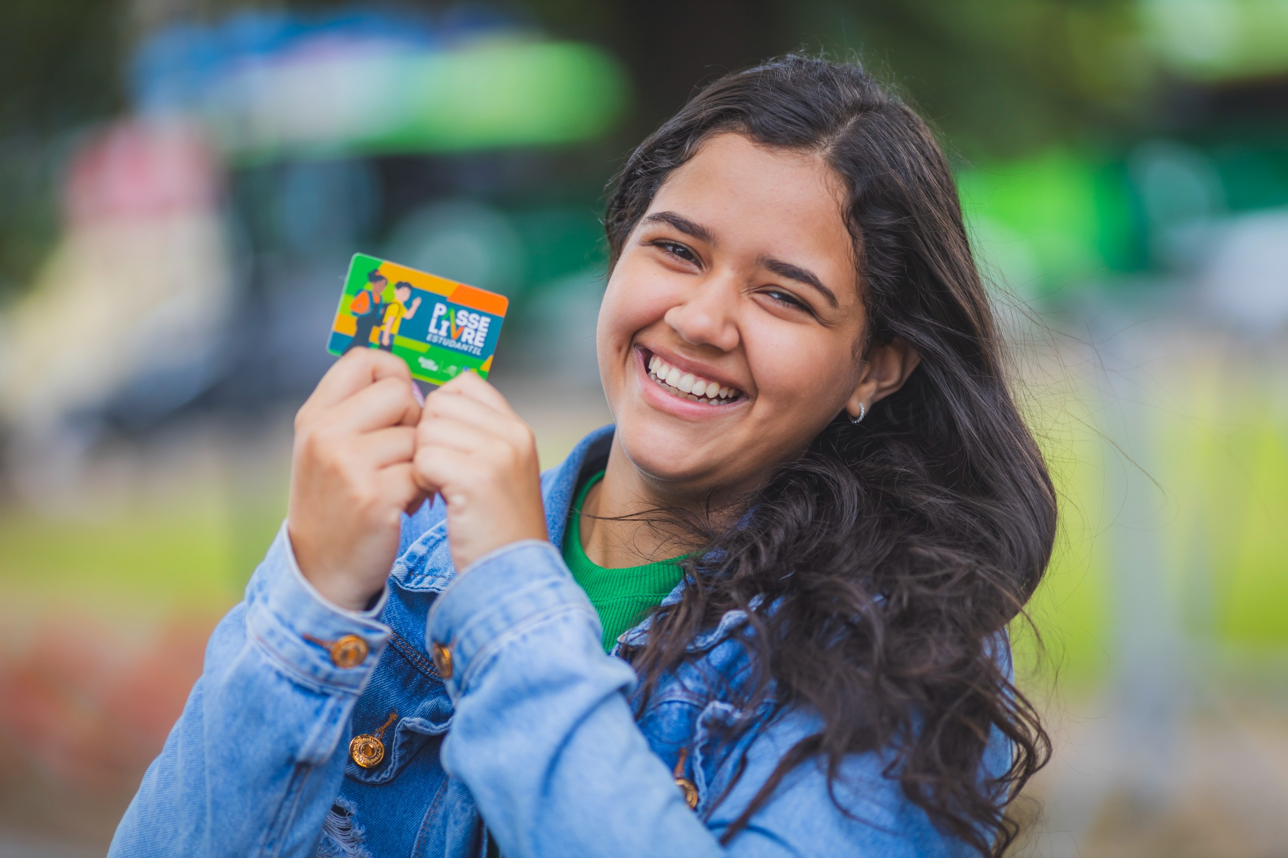 Estudante segura cartão do Passe Livre Estudantil