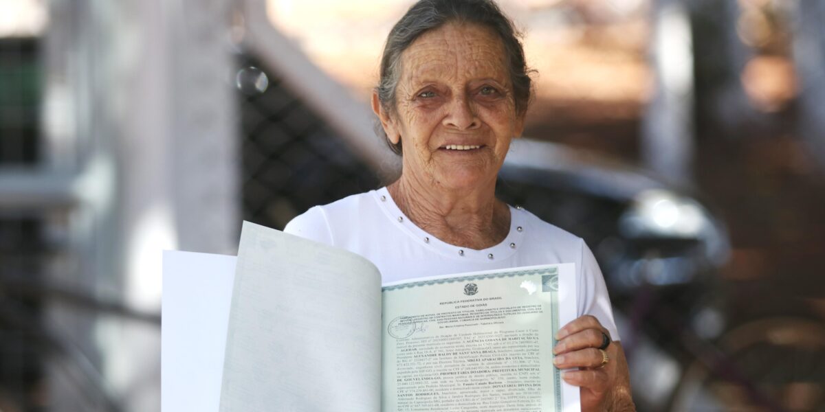 Mais de mil famílias recebem documento das casas a custo zero
