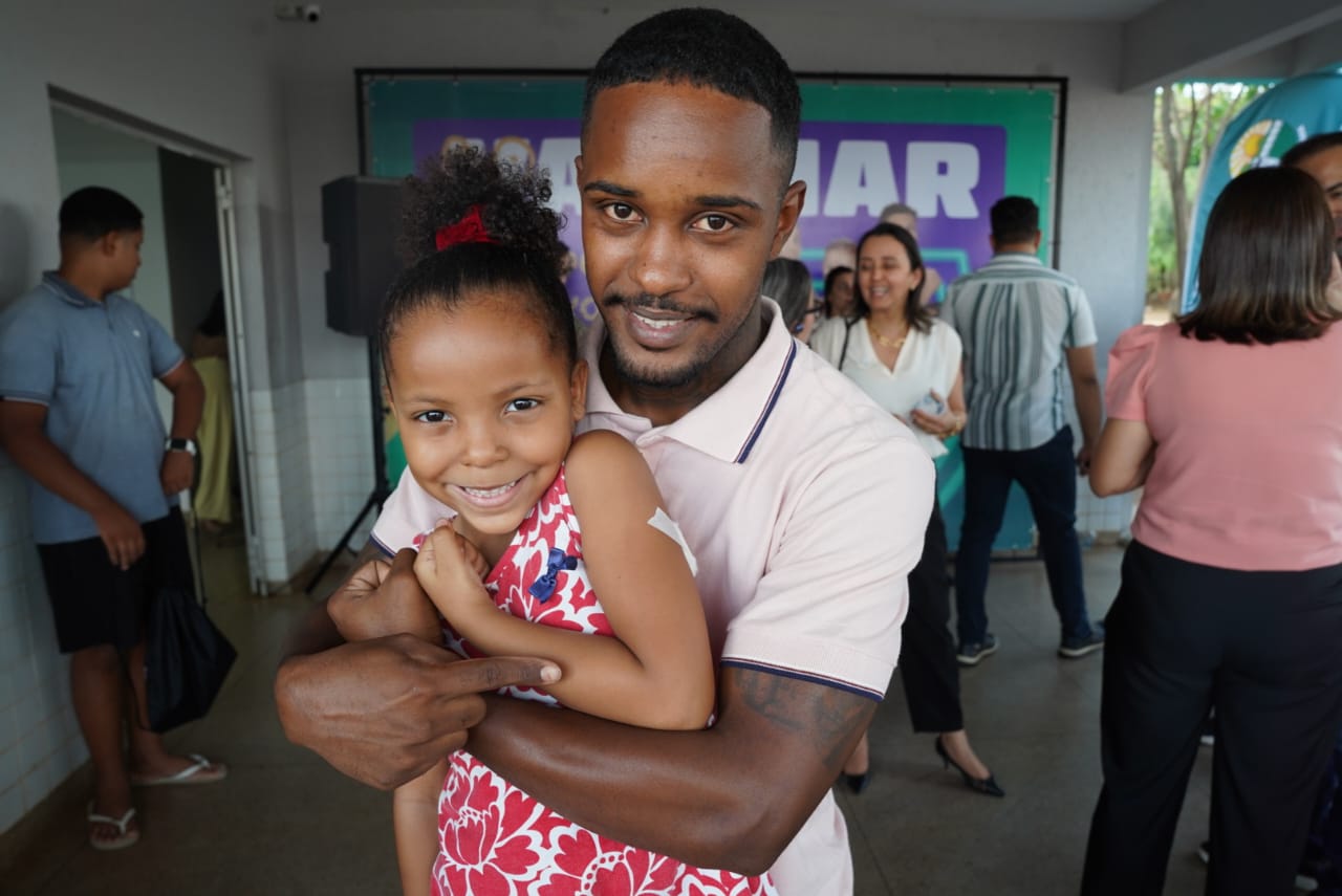 Pai e filha no lançamento dacampanha de multivacinação