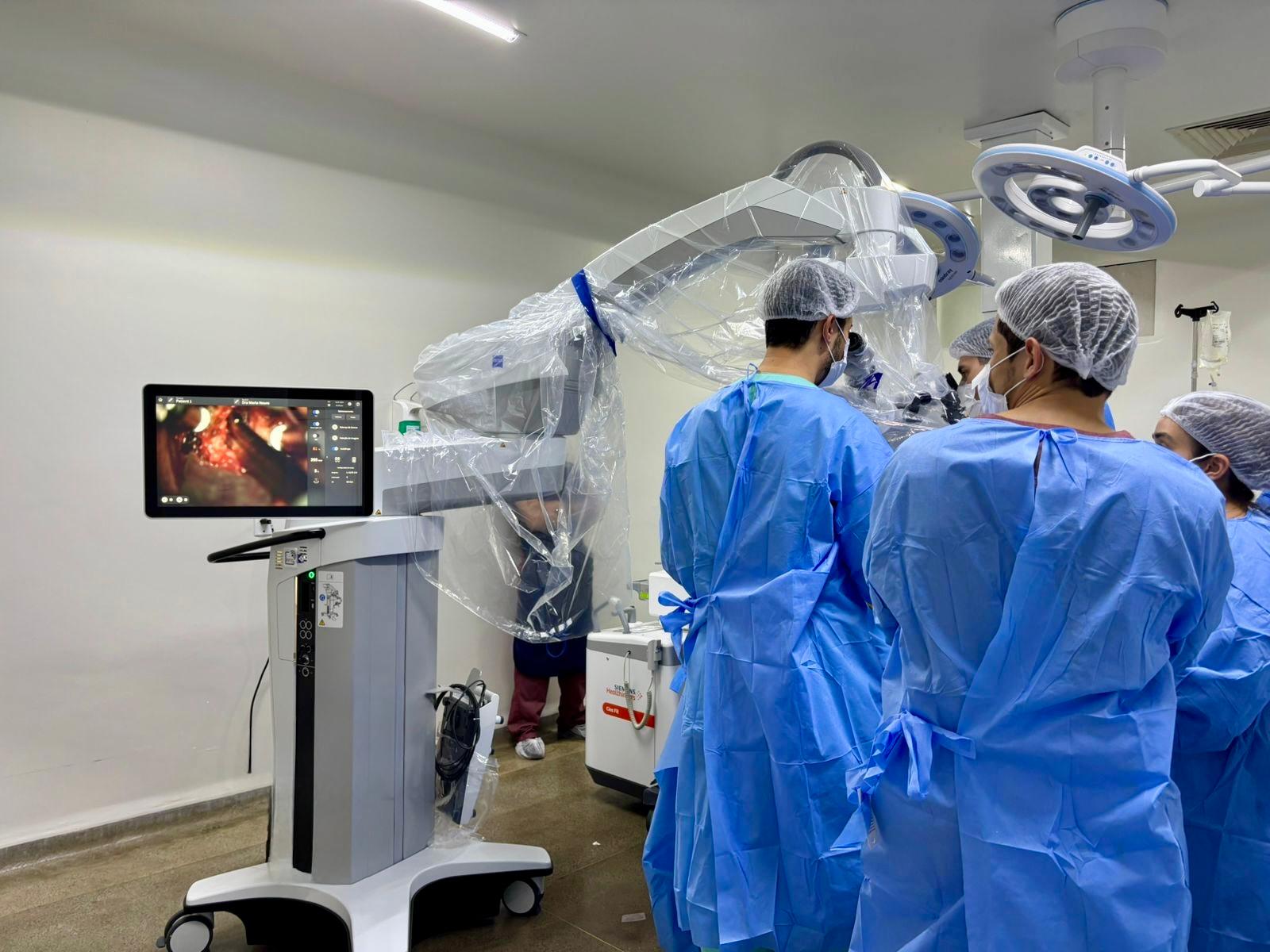 Profissionais do Hugo utilizam microscópio cirúrgico de alta tecnologia durante procedimento (Foto: SES)