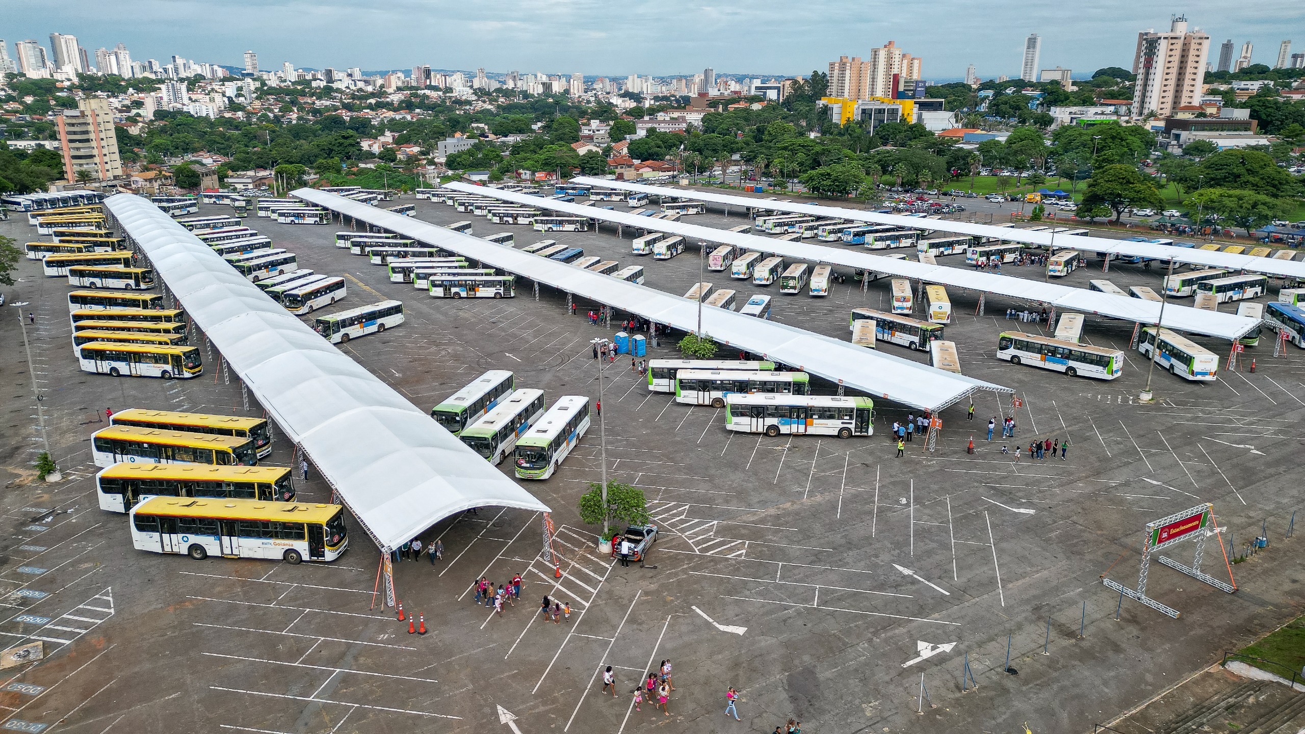 Entrega de brinquedos do Natal do Bem contará com mais de 200 rotas gratuitas de ônibus para facilitar acesso das famílias