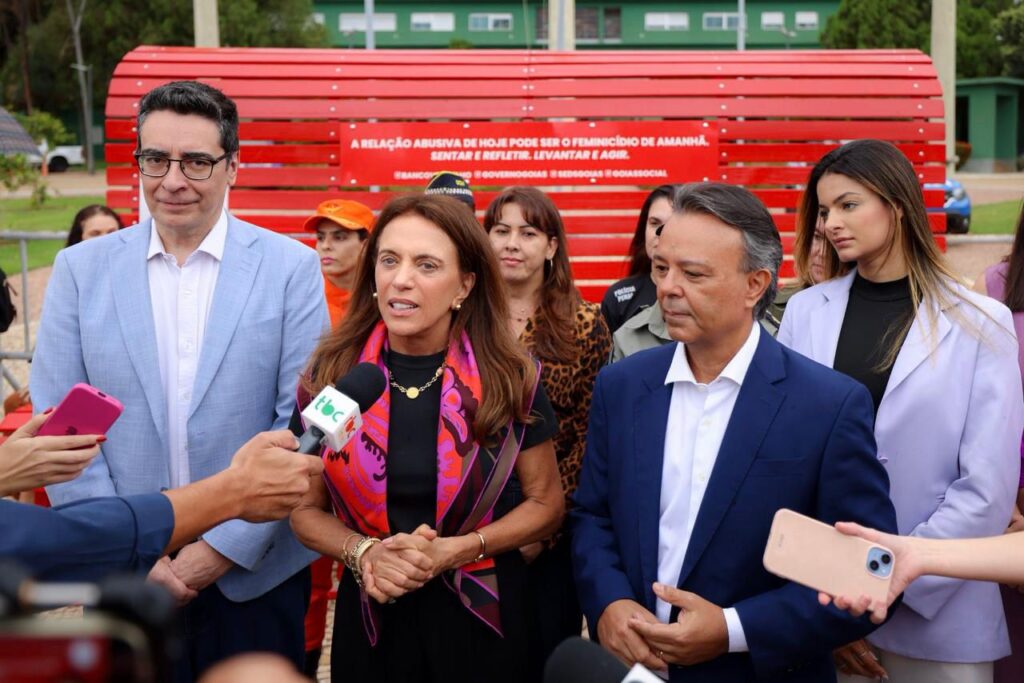 Inaugurado Banco Vermelho - símbolo de combate à violência contra a mulher