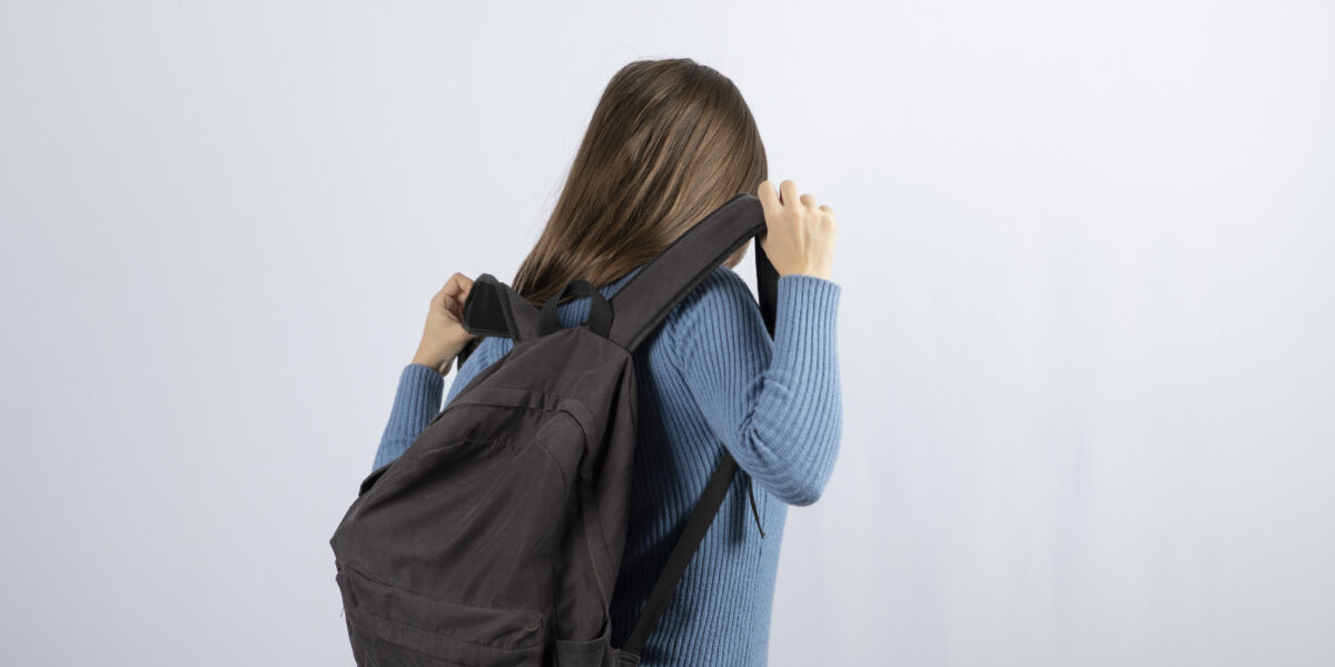 Crer orienta sobre riscos das mochilas pesadas