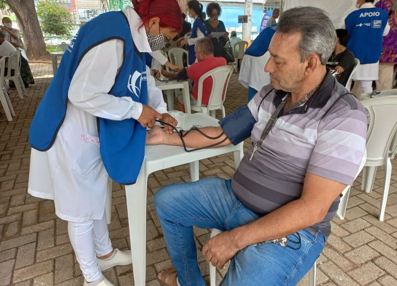 Profissionais realizam atendimentos gratuitos à população em frente ao HGG no projeto Saúde na Praça (Foto: SES)