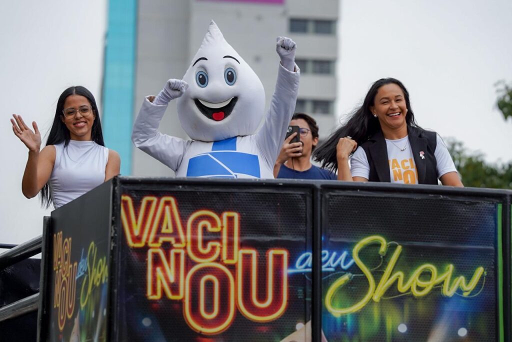 Vacina contra Influenza será liberada para toda população do estado a partir de 1º de junho - Zé Gotinha e equipe da saúde em trio elétrio pela cidade