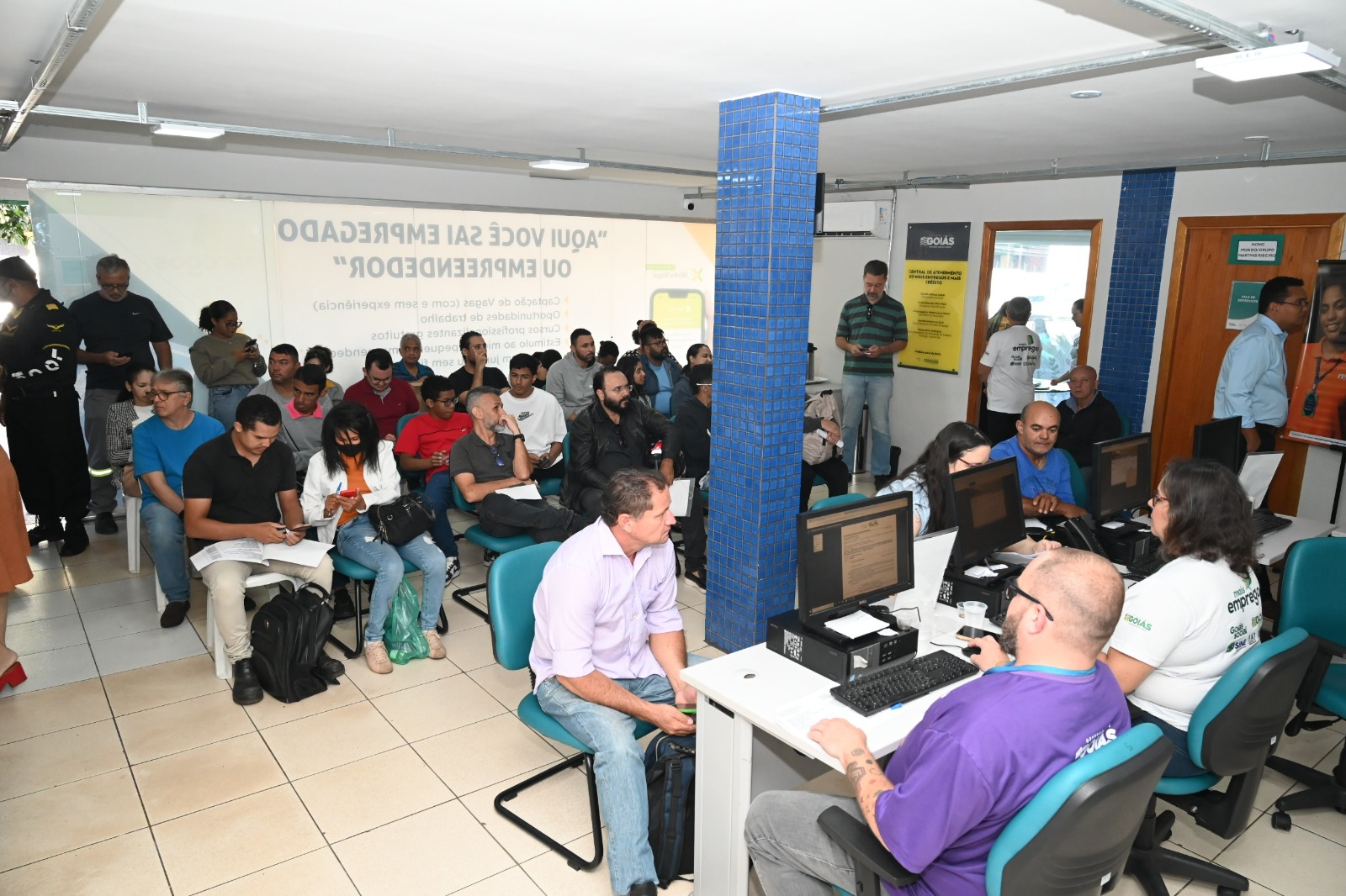 Vagas para jovem aprendiz: feirão oferece mais de mil oportunidades em Goiânia - Pessoas aguardando atendimento em edições anteriores do Feirã ode Empregos