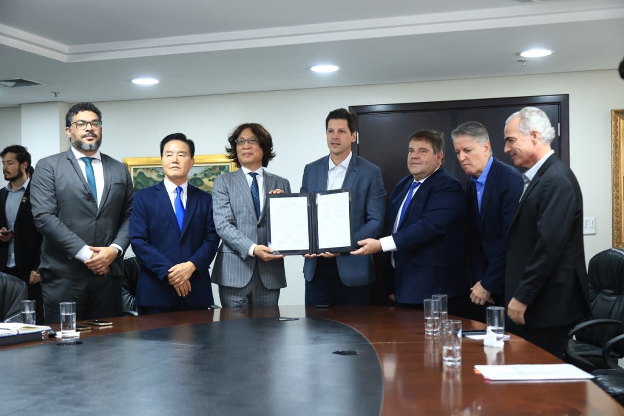 Daniel Vilela assina memorando com empresa sul-coreana