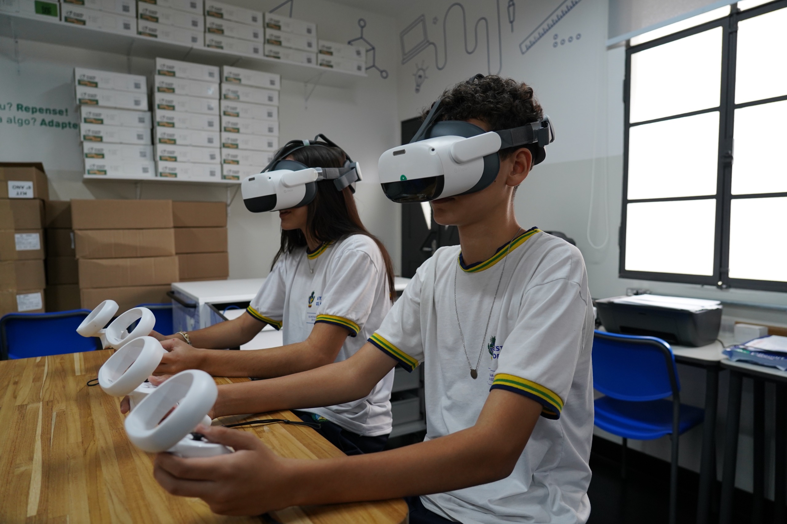 Ferramentas tecnológicas e materiais de apoio para o Enem são entregues a escolas da rede estadual de ensino - estudantes usando óculos de realidade virtural