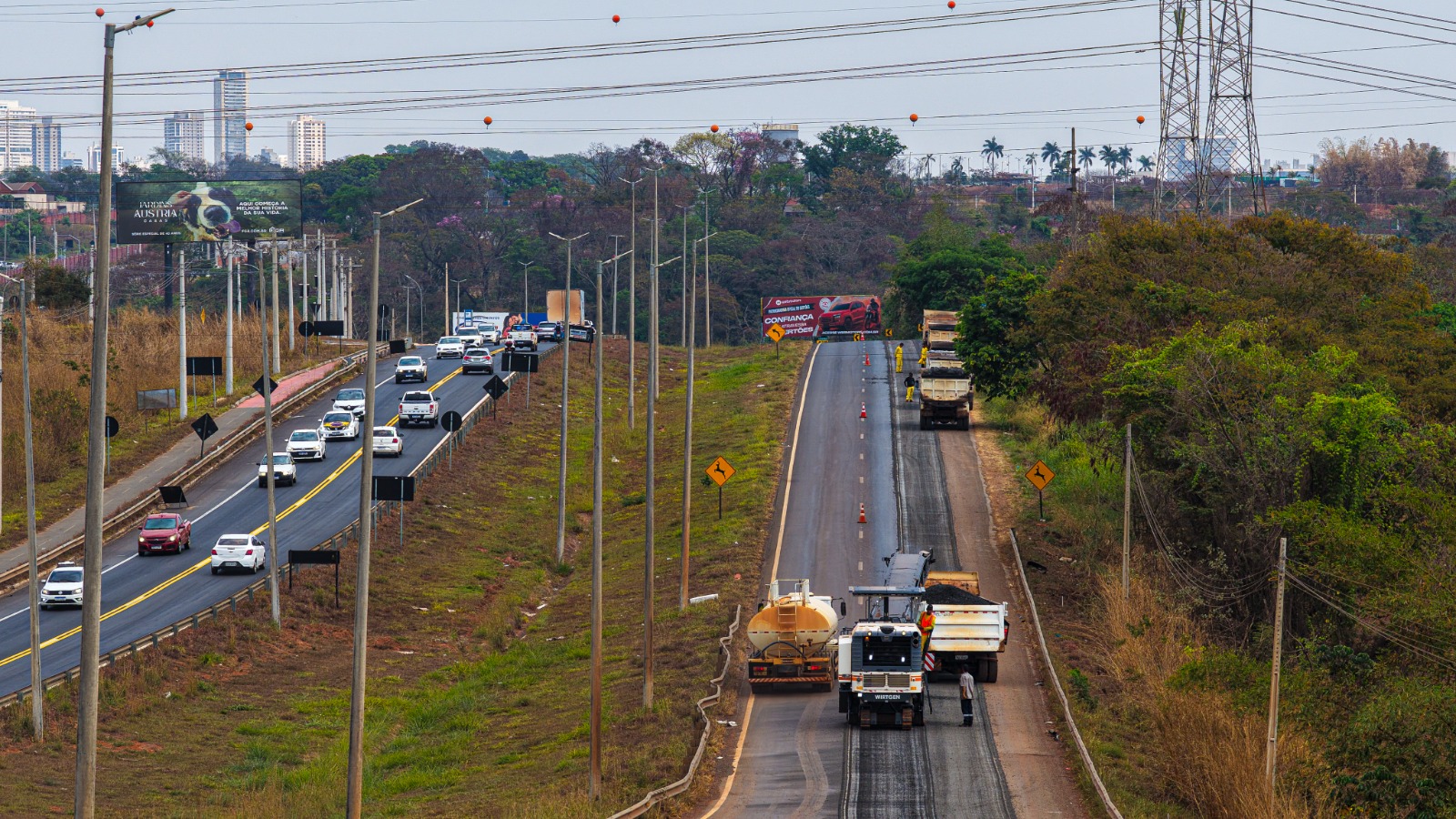 Goinfra inicia nova etapa da restauração da GO-020 na Região Metropolitana de Goiânia - veículos nas pistas da GO-020