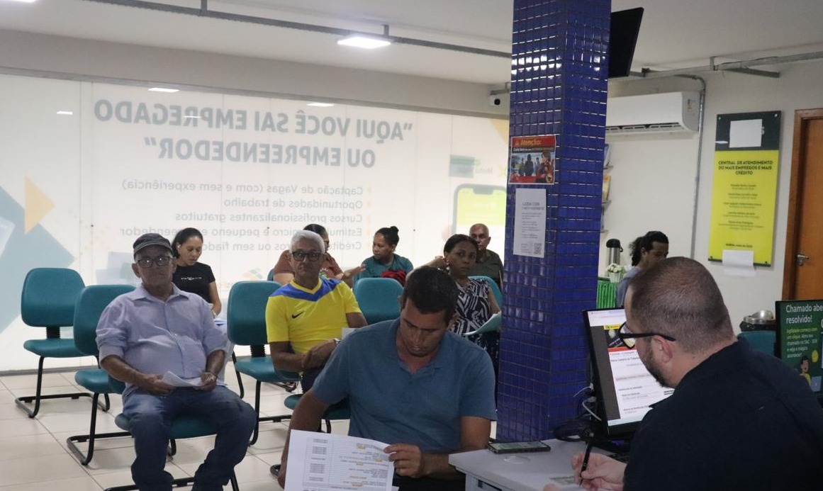 Central Mais Empregos reúne 3,1 mil vagas em Feirão de Indústria e Serviços - pessoas aguardando atendimento em edições anteriores do feirão de empregos